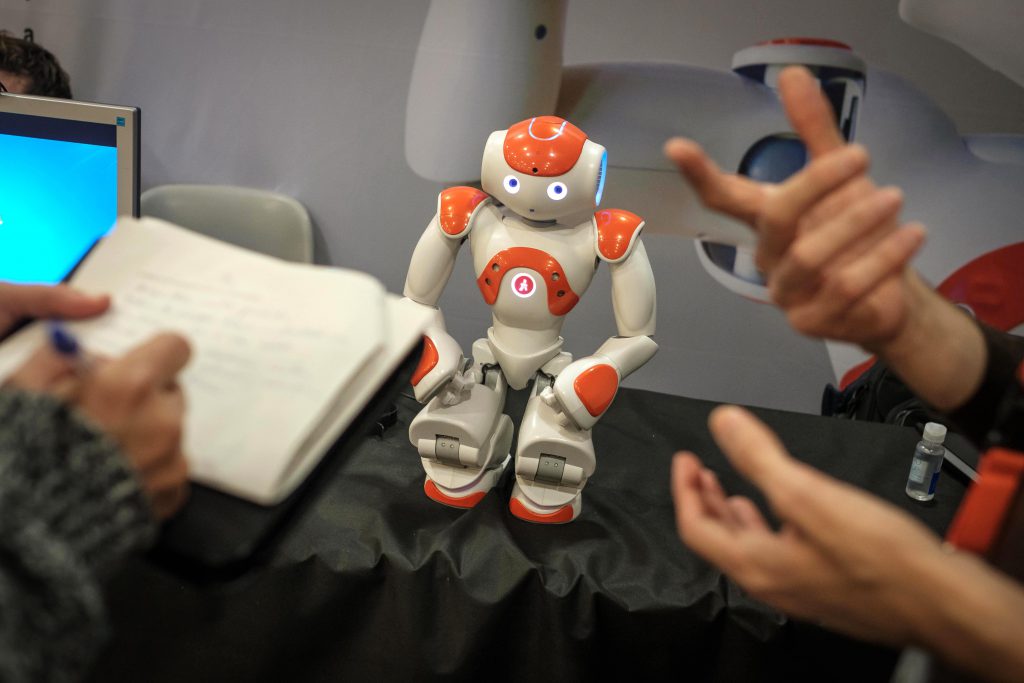 Se está celebrando en la Salle el Congreso de Robótica Social. En la imagen el robot terapeuta ” Jordi” basado en un modelo Nao. Foto David Airob